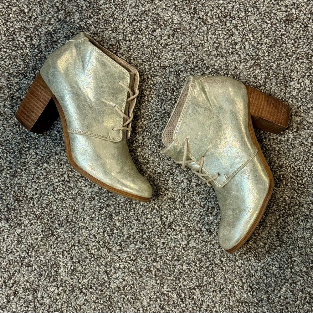 TOMS Women's Lunata metallic lace-up ankle booties with stacked wooden heels - Picture 3 of 9